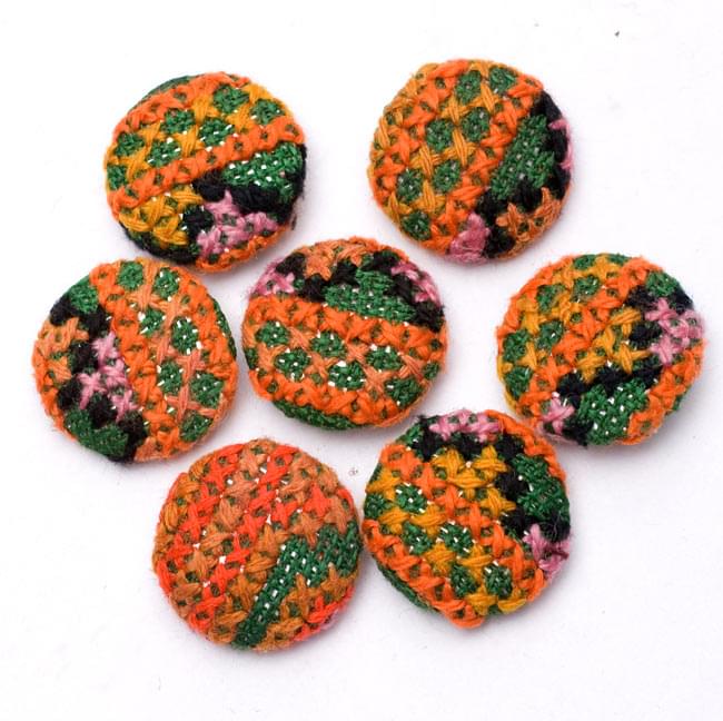 モン族の刺繍ボタン【直径:25mm 3個セット】 - オレンジ・グリーン系 3 - ちょっとづつデザインが異なりますので、ご理解ください。