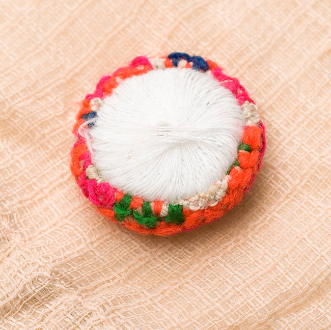 モン族の刺繍ボタン【直径:25mm 3個セット】 - オレンジ・グリーン系 4 - 裏面はこんな風になっています。