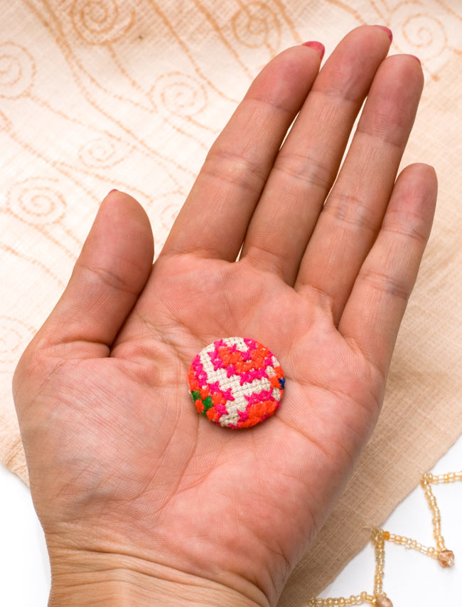 モン族の刺繍ボタン【直径:25mm 3個セット】 - オレンジ・グリーン系 5 - 手に乗せてみました。このくらいの大きさです。