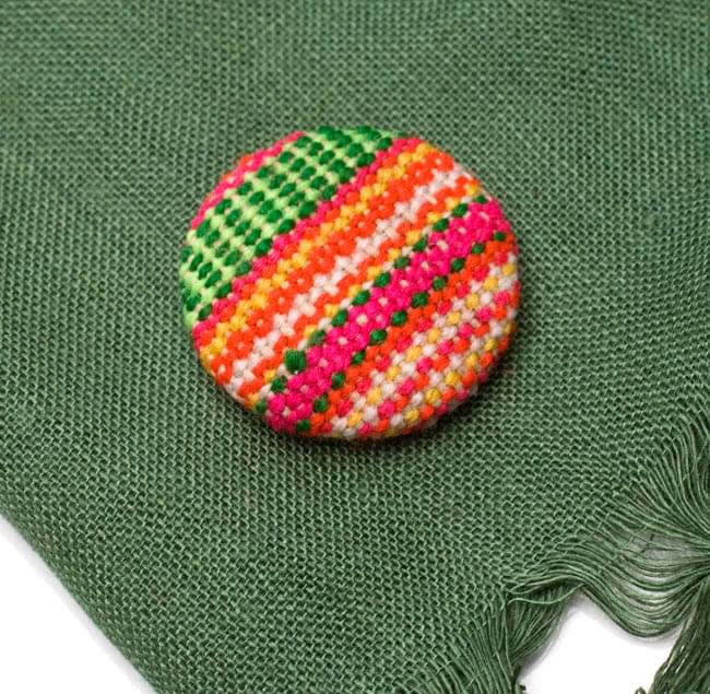 モン族の刺繍ボタン【直径：30mm 3個セット】 - ネオン系 の通販