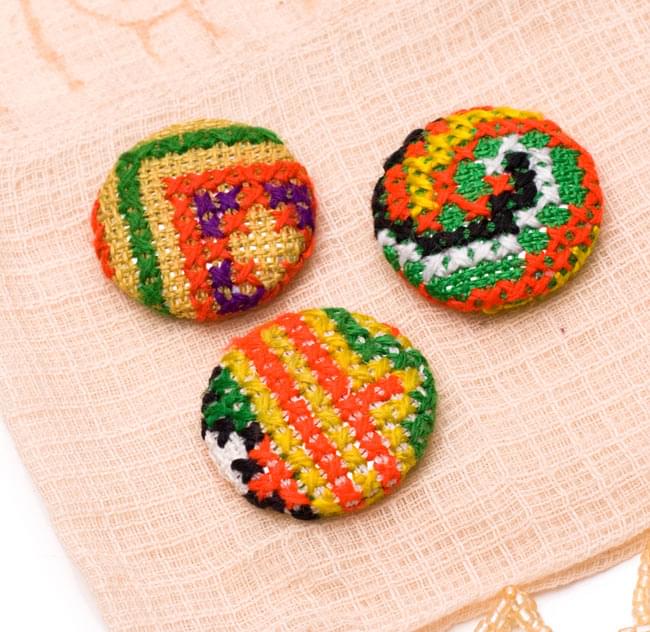 モン族の刺繍ボタン 直径 30mm 3個セット 黄 オレンジ系 の通販 Tirakita Com