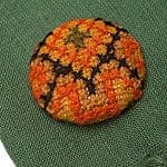 モン族の刺繍ボタン【直径：40mm 3個セット】 - オレンジ・茶系の商品写真