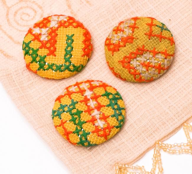 モン族の刺繍ボタン【直径:40mm 3個セット】 - 黄系 2 - 3個セットでのお届けとなります。