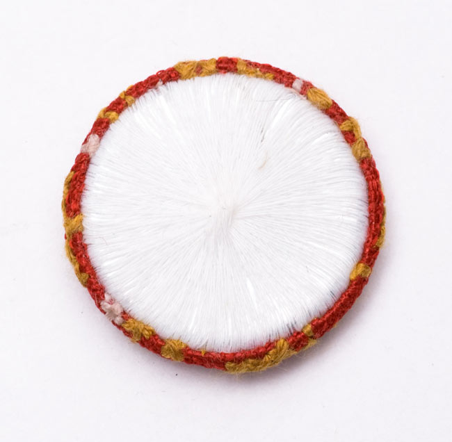 モン族の刺繍ボタン【直径:40mm 3個セット】 - 黄系 4 - 裏面はこんな風になっています。
