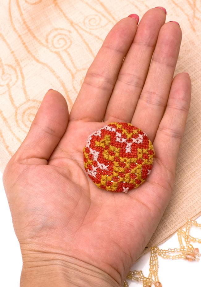 モン族の刺繍ボタン【直径:40mm 3個セット】 - 黄系 5 - 手に乗せてみました。このくらいの大きさです。