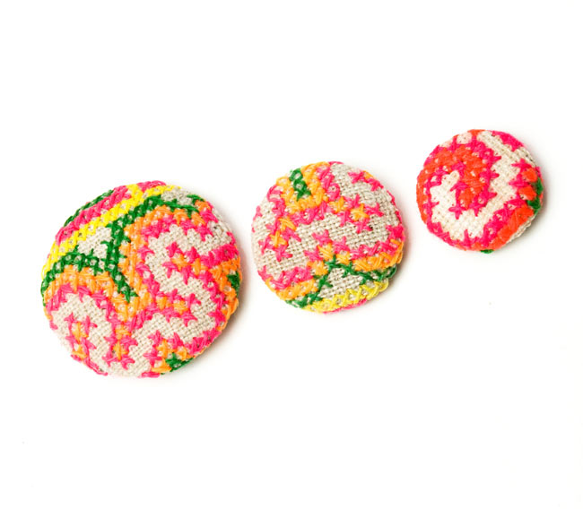 モン族の刺繍ボタン【直径:40mm 3個セット】 - 黄系 6 - 左から、40mm 30mm 25mm の大きさになります。