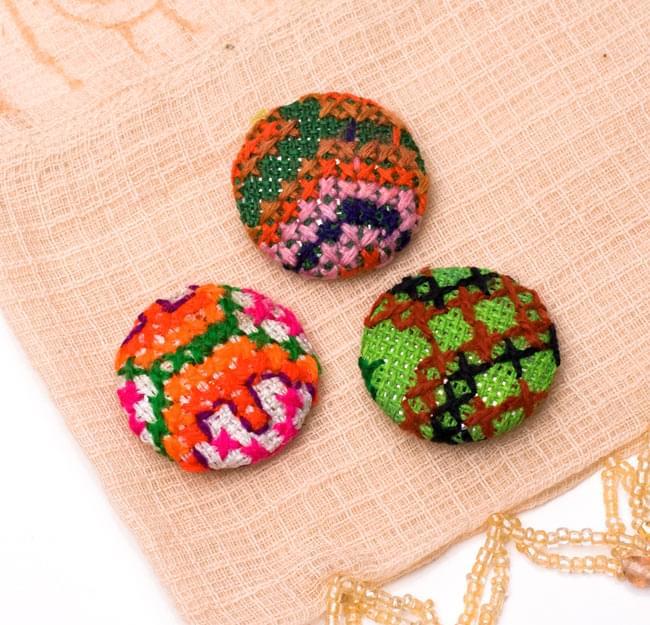 モン族の刺繍ボタン【直径：40mm 3個セット】 - アソート系 の通販