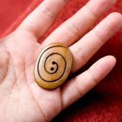 水牛の角ボタン[5個セット] - 約4cm ×約3cmぐるぐる - サブ4