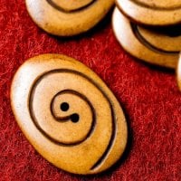 水牛の角ボタン[5個セット] - 約4cm ×約3cmぐるぐる