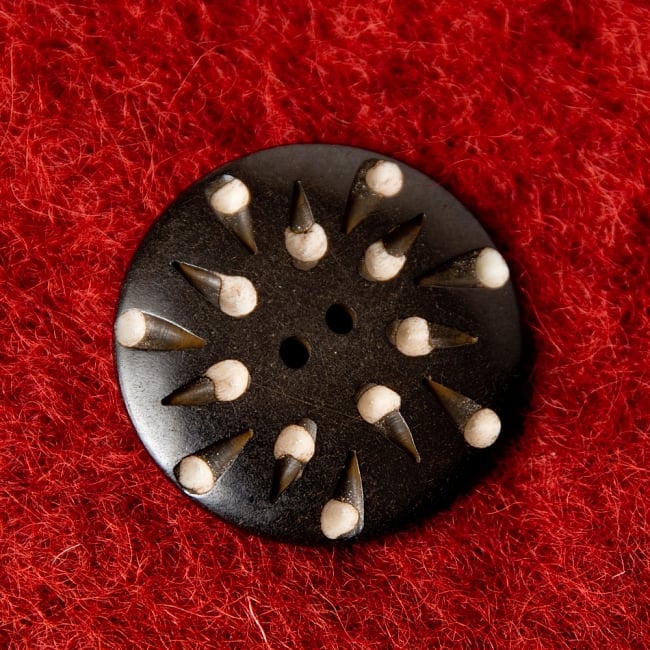 水牛の角ボタン[5個セット] - 約3.3cm - 黒・丸・ツブ 2 - 表面です。