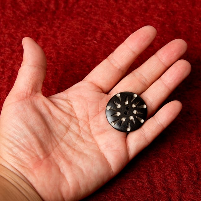 水牛の角ボタン[5個セット] - 約3.3cm - 黒・丸・ツブ 4 - 手に持つとこのくらいのサイズ感です。