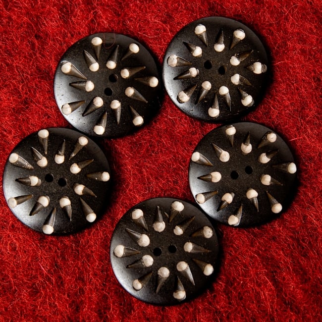 水牛の角ボタン[5個セット] - 約3.3cm - 黒・丸・ツブ 5 - ボタンは5個セットでお送りします。
