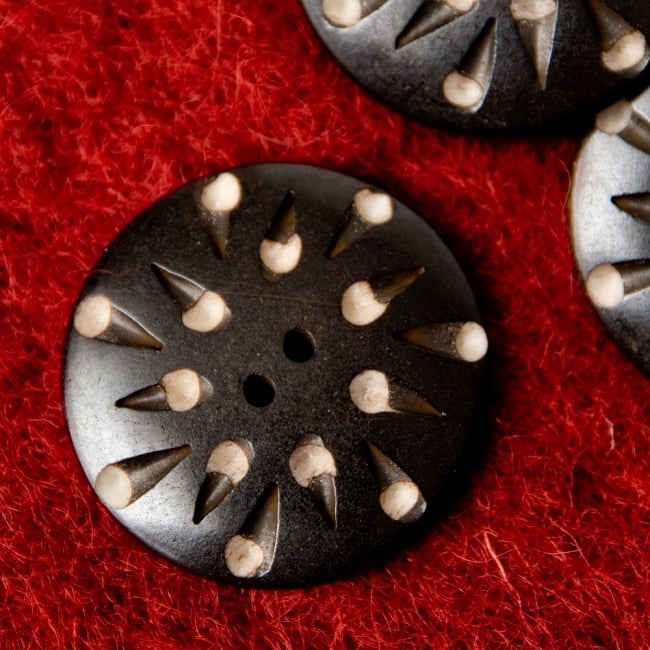 水牛の角ボタン[5個セット] - 約3.3cm - 黒・丸・ツブの写真1枚目です。水牛の角で作られた、手作りの温かみのある風合いが素敵です。ボタン,水牛 ボタン,エスニック ボタン,アジア ボタン,手芸,アジア 手芸
