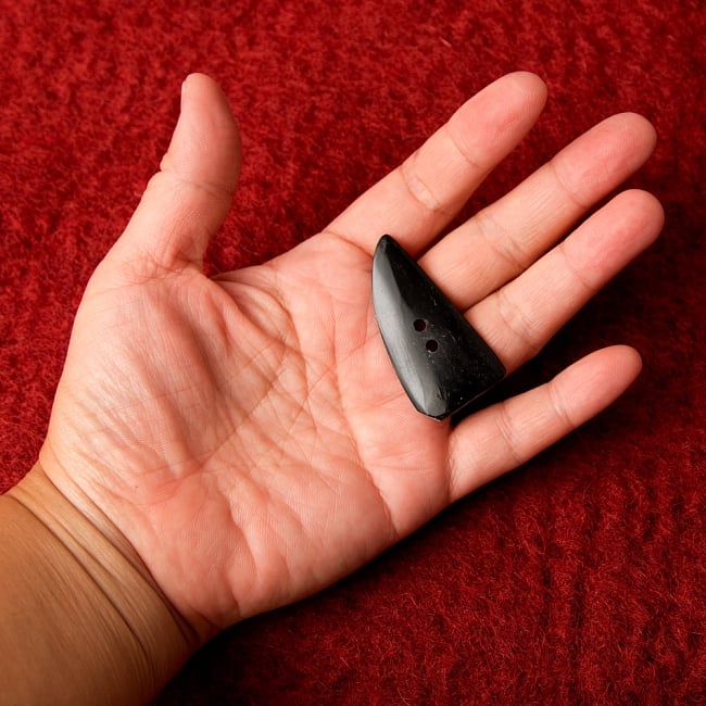 水牛の角ボタン[5個セット] - 約4.5cm×約2cm - 平角 4 - 手に持つとこのくらいのサイズ感です。