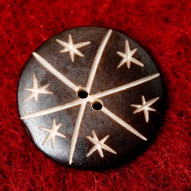 水牛の角ボタン[5個セット] - 約3.5cm - 黒星 2 - 表面です。