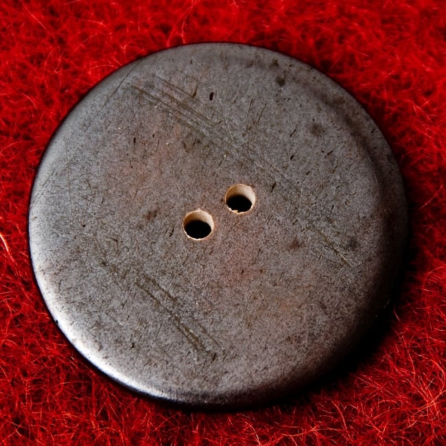 水牛の角ボタン[5個セット] - 約3.5cm - 黒星 3 - 裏面です。