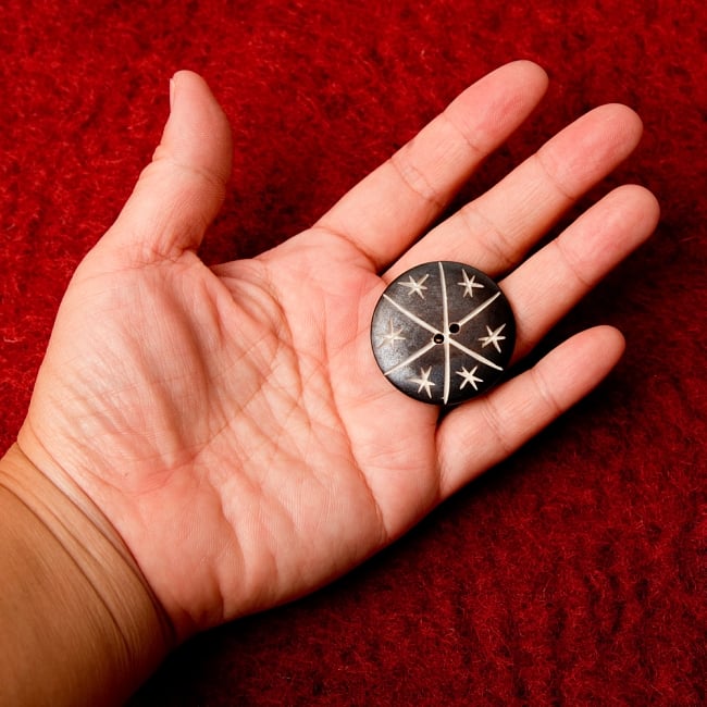 水牛の角ボタン[5個セット] - 約3.5cm - 黒星 4 - 手に持つとこのくらいのサイズ感です。