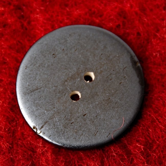 水牛の角ボタン[5個セット] - 約3.5cm - 黒平ら 3 - 裏面です。
