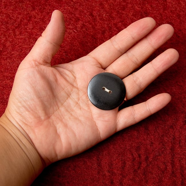 水牛の角ボタン[5個セット] - 約3.5cm - 黒平ら 4 - 手に持つとこのくらいのサイズ感です。