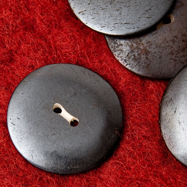 水牛の角ボタン[5個セット] - 約3.5cm - 黒平らの写真1枚目です。水牛の角で作られた、手作りの温かみのある風合いが素敵です。ボタン,水牛 ボタン,エスニック ボタン,アジア ボタン,手芸,アジア 手芸