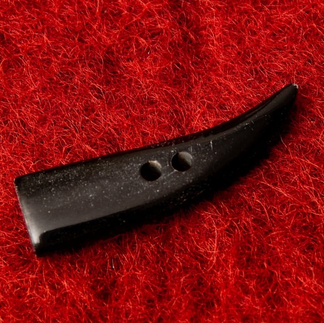 水牛の角ボタン[5個セット] - 約4cm×約0.7 - 細角 3 - 裏面です。
