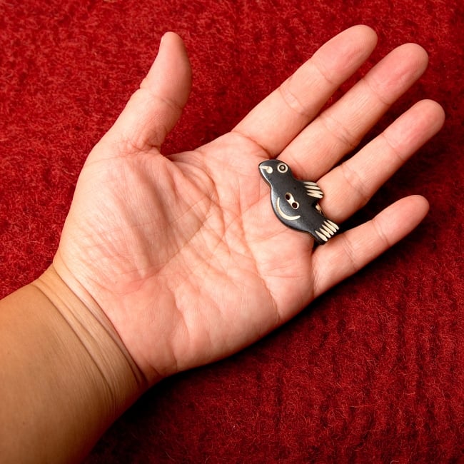 水牛の角ボタン[5個セット] - 約4cm×約2cm - 鳥 4 - 手に持つとこのくらいのサイズ感です。