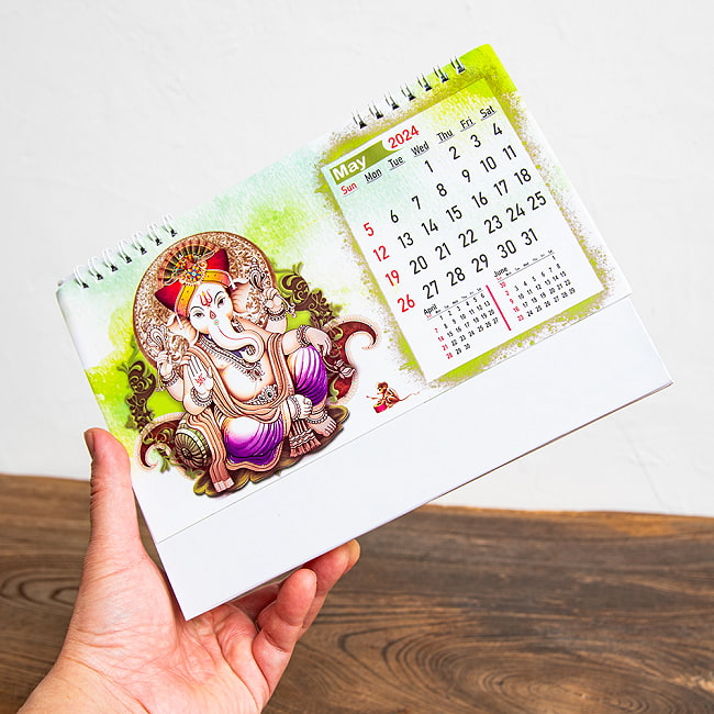 【2024年度版】インドの神様 卓上カレンダー Bhakti Aradhana 5 - これくらいのサイズ感です。