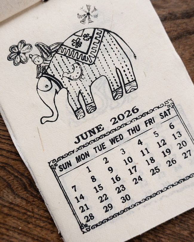 【2026年度版】手のひらサイズのネパールのカレンダー ミティラー 3 - ネパールならではのほっこりした意匠です。