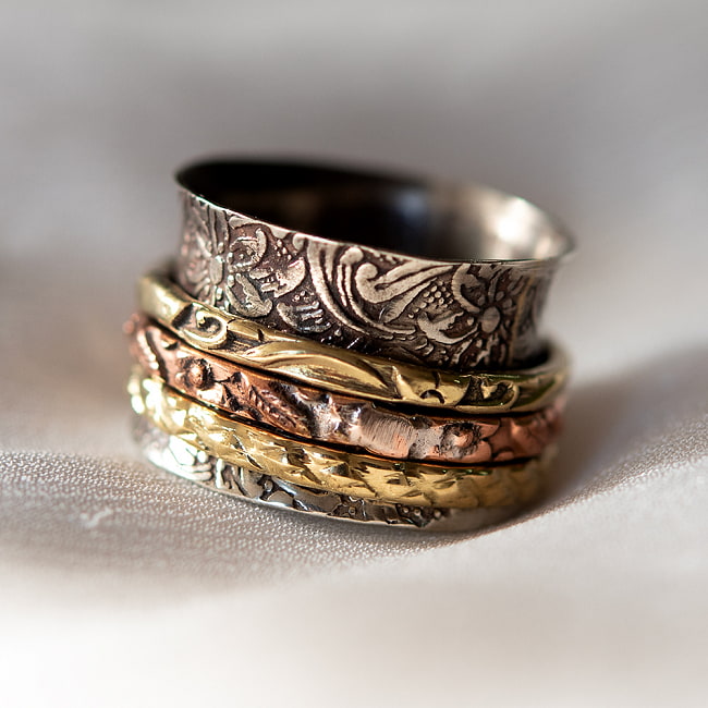 3種金属のリング 螺旋 シルバーベースの写真1枚目です。全体ですインド 指輪,エスニック 指輪,リング,ゴールドリング,銅,
