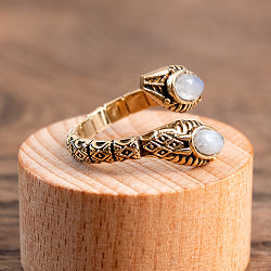 【安心のフリーサイズ】インド伝統　天然石のスネークリング - サブ3