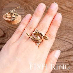 【安心のフリーサイズ】大ぶりな双金魚リング -八吉祥-