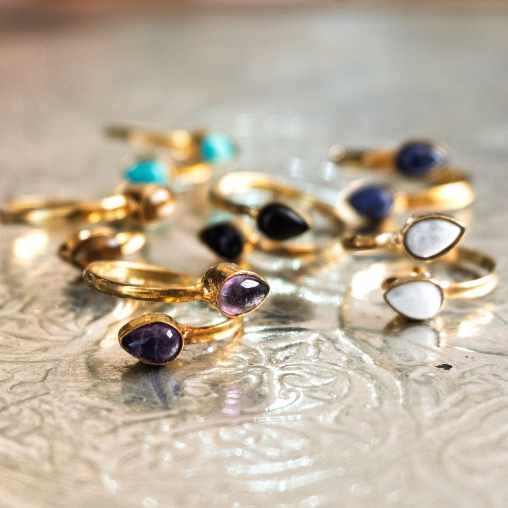 【嬉しいフリーサイズ】天然石のシンプルリング-雫3枚目の説明写真です