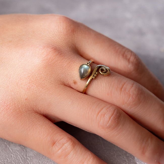 【嬉しいフリーサイズ】天然石のシンプルリング-クルクル 3 - 実際に着用してみました