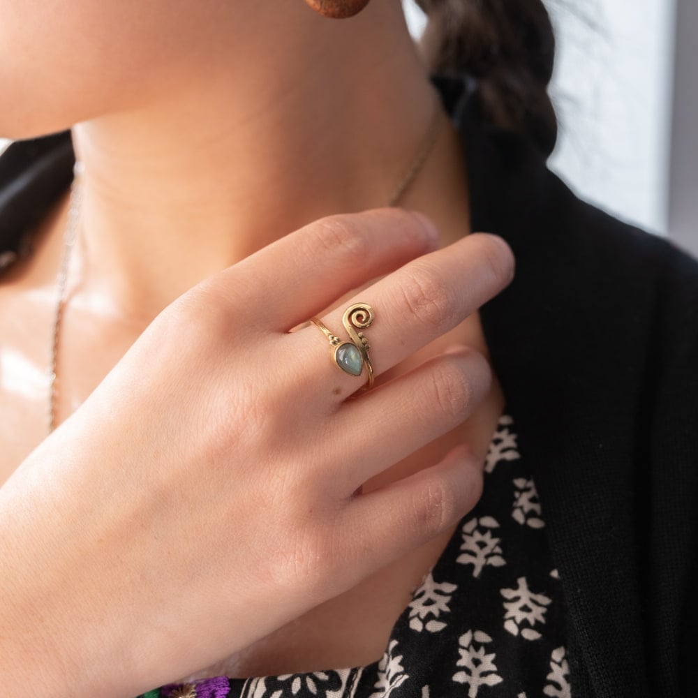 【嬉しいフリーサイズ】天然石のシンプルリング-クルクル2枚目の説明写真です