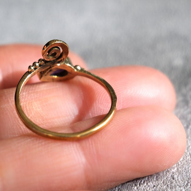 【嬉しいフリーサイズ】天然石のシンプルリング-クルクル 5 - 手に乗せるとこのくらいの大きさです