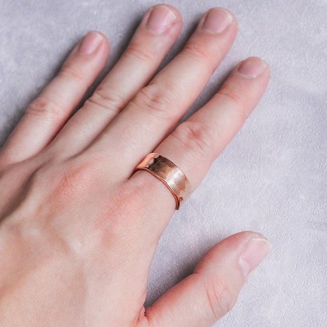 インドの純銅製リング 指輪 滑らかな多面カットデザイン フリーサイズ(17号以上)　アーユルヴェーダやプージャで人気の銅 2 - 着用例です