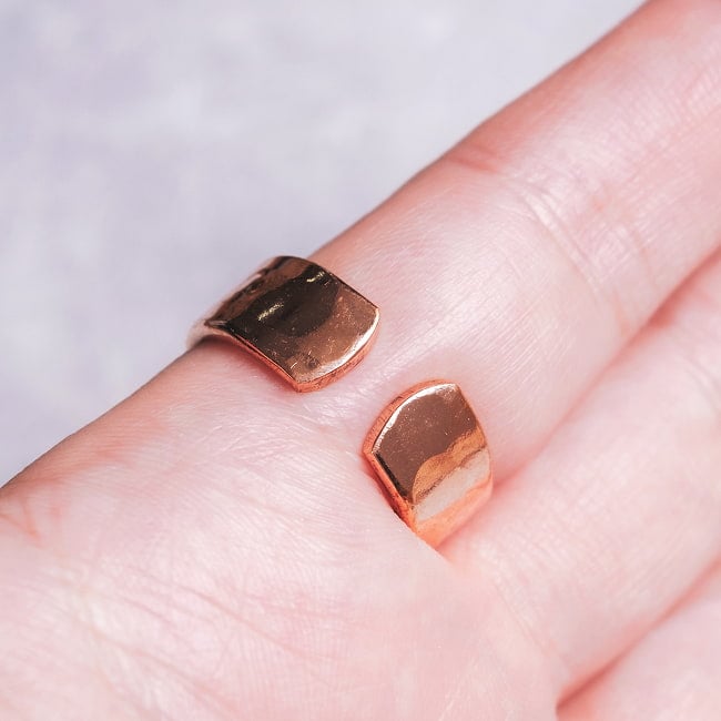 インドの純銅製リング 指輪 滑らかな多面カットデザイン フリーサイズ(17号以上)　アーユルヴェーダやプージャで人気の銅 3 - 切り込みが入っているタイプなので、サイズは変えられます。一番閉じている状態で大体17号〜が目安となります。