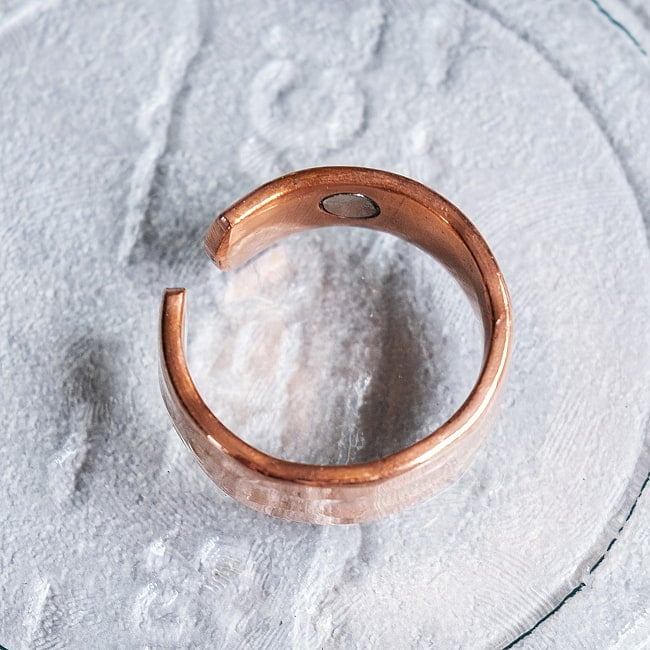インドの純銅製リング 指輪 滑らかな多面カットデザイン フリーサイズ(17号以上)　アーユルヴェーダやプージャで人気の銅 6 - 上からの写真です
