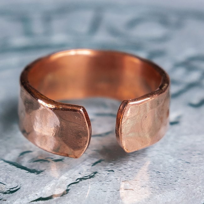 インドの純銅製リング 指輪 滑らかな多面カットデザイン フリーサイズ(17号以上)　アーユルヴェーダやプージャで人気の銅 7 - 別の角度からです