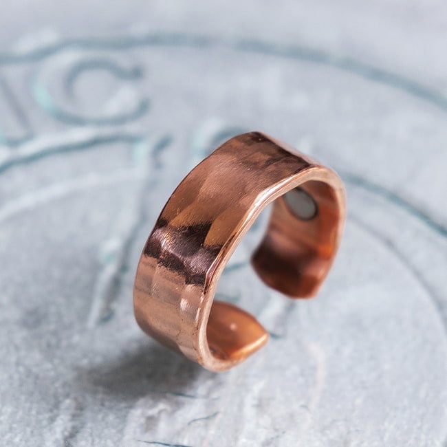 インドの純銅製リング 指輪 滑らかな多面カットデザイン フリーサイズ(17号以上)　アーユルヴェーダやプージャで人気の銅 8 - とても良い雰囲気のリングです