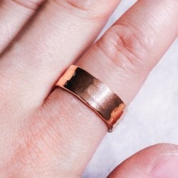 インドの純銅製リング 指輪 滑らかな多面カットデザイン フリーサイズ(17号以上)　アーユルヴェーダやプージャで人気の銅の画像