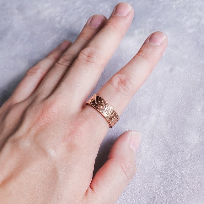 インドの純銅製リング 指輪 更紗デザイン　マグネット2個内蔵 フリーサイズ(17号以上)　アーユルヴェーダやプージャで人気の銅 2 - 着用例です