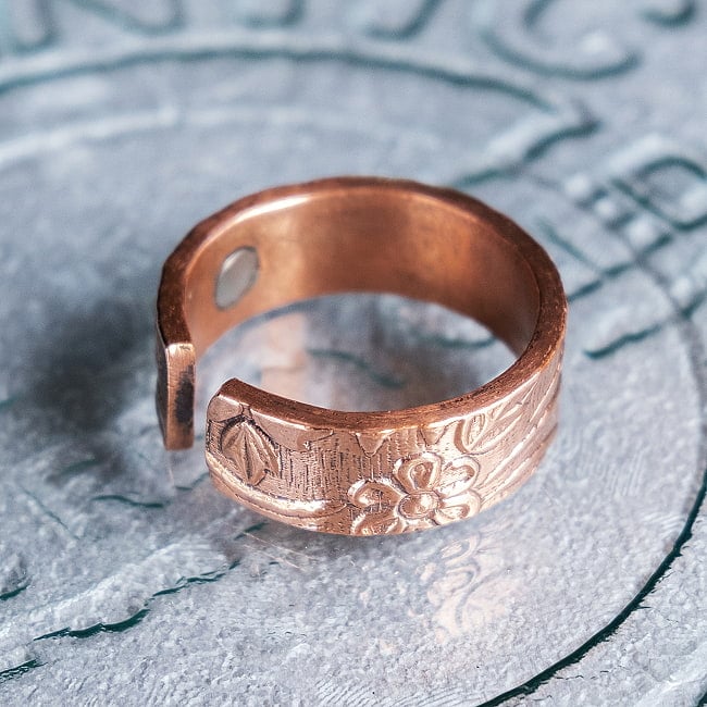 インドの純銅製リング 指輪 更紗デザイン　マグネット2個内蔵 フリーサイズ(17号以上)　アーユルヴェーダやプージャで人気の銅 4 - 全体写真です