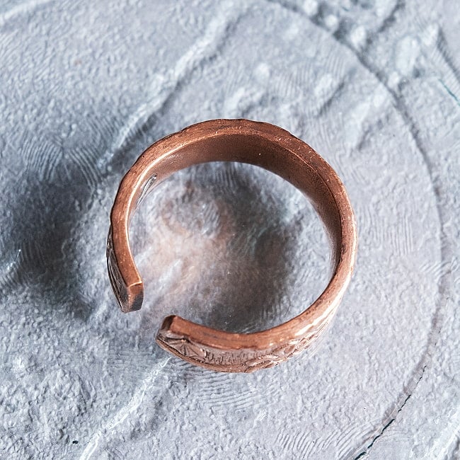 インドの純銅製リング 指輪 更紗デザイン　マグネット2個内蔵 フリーサイズ(17号以上)　アーユルヴェーダやプージャで人気の銅 6 - 上からの写真です