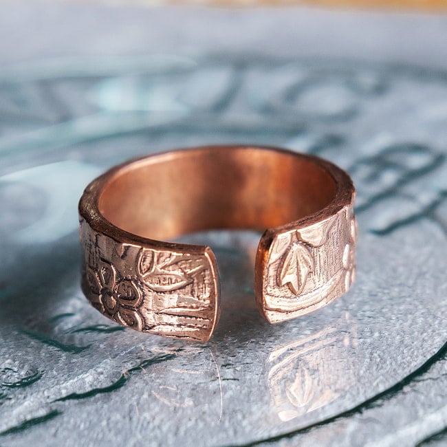 インドの純銅製リング 指輪 更紗デザイン　マグネット2個内蔵 フリーサイズ(17号以上)　アーユルヴェーダやプージャで人気の銅 7 - 別の角度からです