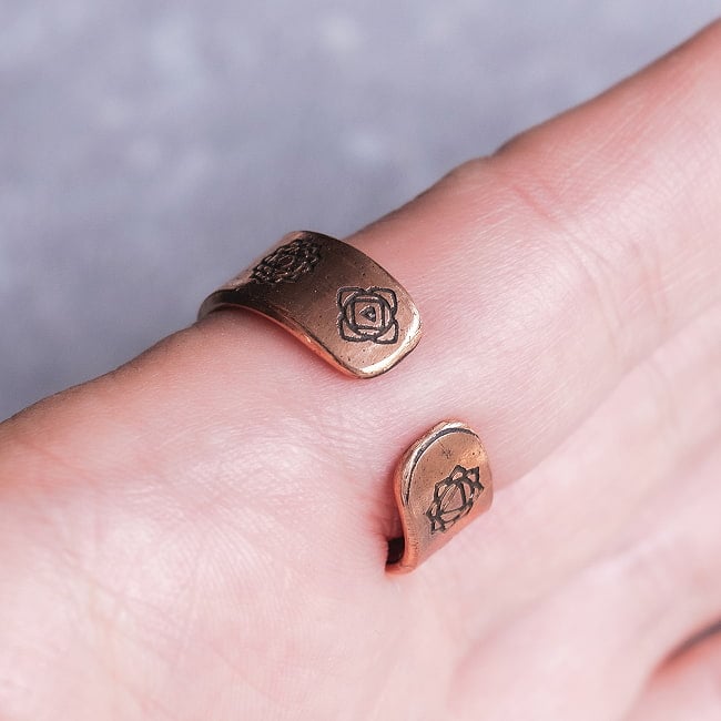 インドの純銅製リング 指輪 セブンチャクラデザイン　マグネット2個内蔵 フリーサイズ(17号以上)　アーユルヴェーダやプージャで人気の銅 3 - 切り込みが入っているタイプなので、サイズは変えられます。一番閉じている状態で大体17号〜が目安となります。