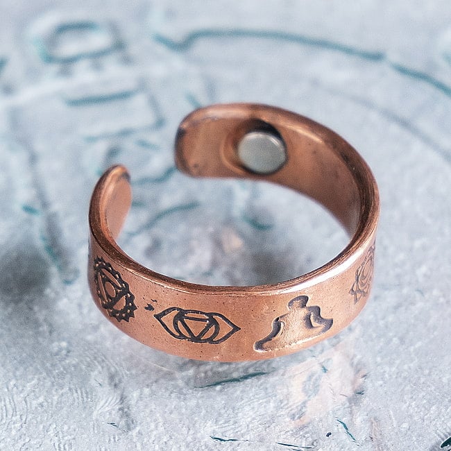 インドの純銅製リング 指輪 セブンチャクラデザイン　マグネット2個内蔵 フリーサイズ(17号以上)　アーユルヴェーダやプージャで人気の銅 4 - 全体写真です