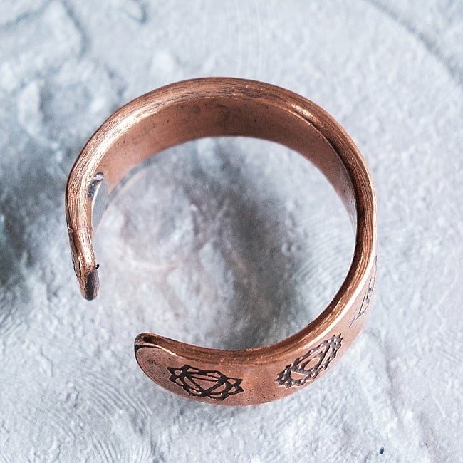 インドの純銅製リング 指輪 セブンチャクラデザイン　マグネット2個内蔵 フリーサイズ(17号以上)　アーユルヴェーダやプージャで人気の銅 6 - 上からの写真です