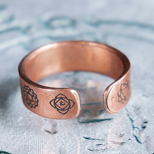 インドの純銅製リング 指輪 セブンチャクラデザイン　マグネット2個内蔵 フリーサイズ(17号以上)　アーユルヴェーダやプージャで人気の銅 7 - 別の角度からです