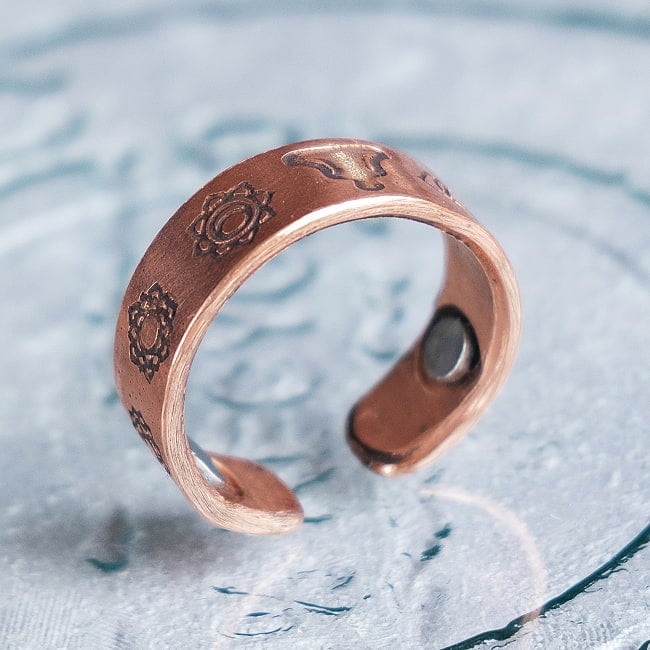 インドの純銅製リング 指輪 セブンチャクラデザイン　マグネット2個内蔵 フリーサイズ(17号以上)　アーユルヴェーダやプージャで人気の銅 8 - とても良い雰囲気のリングです